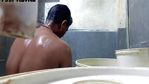 Indian girl video with a nice round body and a neat face