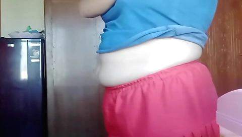 Amateur chick masturbating in front of bedroom mirror