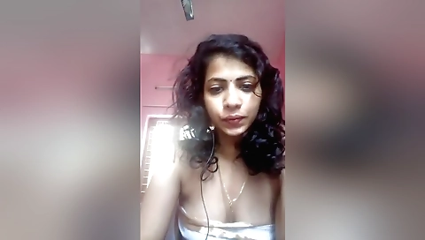 Indian hottie shows off her body in the amateur video