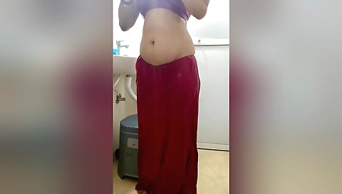 Bhabhi naked in hot amateur video with the best bathroom scene
