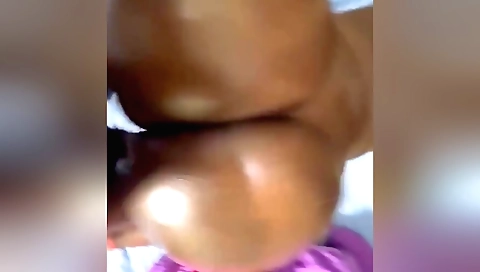 Indian babe showing off her big ass in an amateur clip