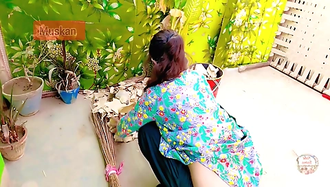 Indian chick with a nice ass does a little bit of sex with herself