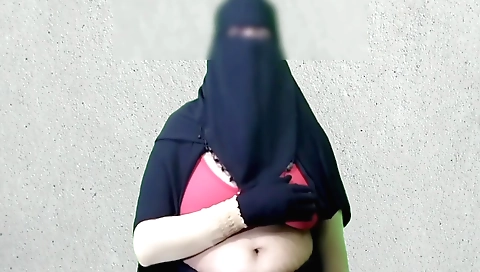 Indian girl has big tits and ass in homemade solo video