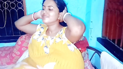 Stepsister with natural boobs and ass shows her natural body
