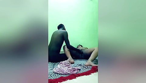 Amateur couple enjoy each other's curves and make out in front