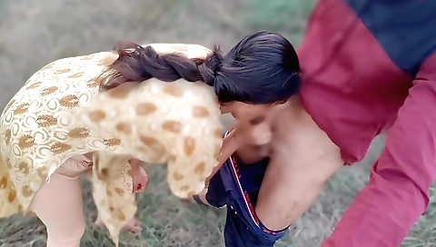 Indian babe fucks outdoors in amateur hd porn video