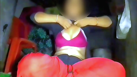 Indian babe masturbates at home and masturbates on cam