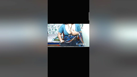 Amateur bhabhi naked in the bedroom in a solo porn clip
