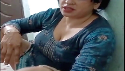 Indian slut makes a porn video of her pussy after home visits