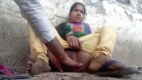 Indian brunette gets fingered and her wet body gets wet