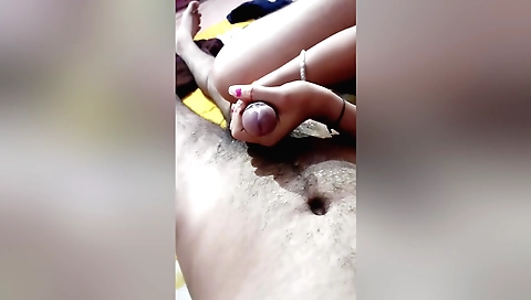 Indian woman wants to make it clear and get her pussy rubbed in bed
