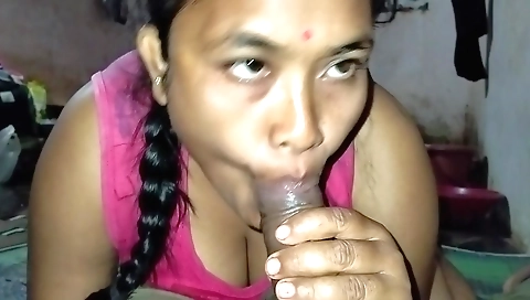 Indian brunette in her 20s gets off in homemade porn video