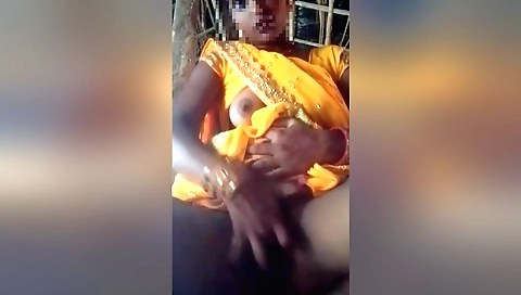 Bhabhi saree shows off her fingers and body after removing water