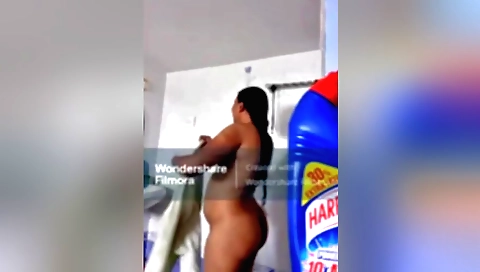 Indian girl in a bikini shows what a good amateur is like