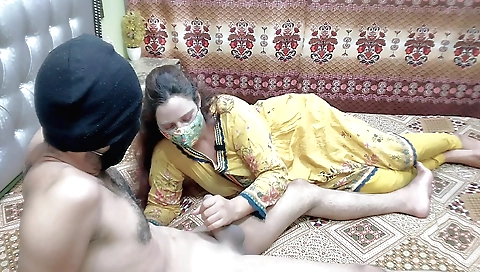 Indian girl sucking on her boyfriend in hd porn video