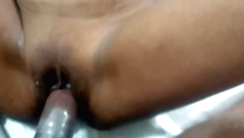 Indian hottie fucks her pussy in amateur porn video