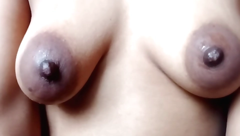 Indian hottie shows off her body in solo porn clip