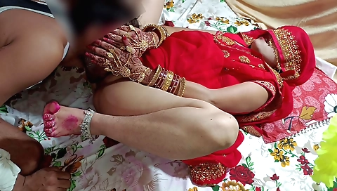 Amateur Indian babe fucks in the first night of married couples